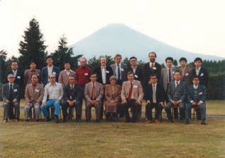 manbet手机版1980年11月，在富士山前，谷口研讨会的与会者。