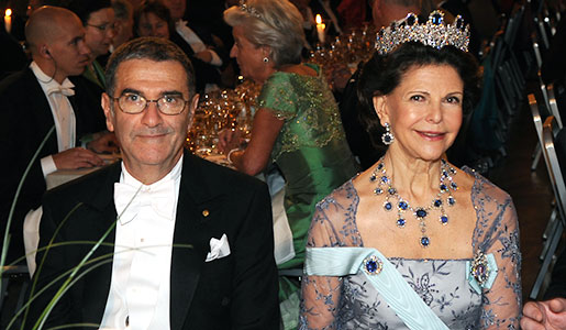 manbet手机版2012年12月10日，塞尔日·阿罗什和瑞典王后西尔维娅在诺贝尔晚宴上