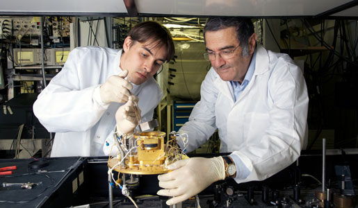 manbet手机版塞尔日·阿罗什和助手伊戈尔·多森科在实验室工作