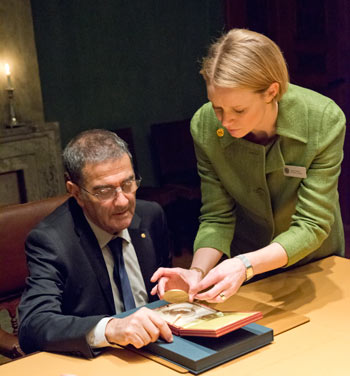 manbet手机版2012年12月11日，塞尔日·阿罗什访问诺贝尔基金会