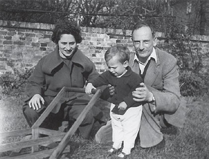 manbet手机版露丝和我父母和菲利普,1950年4月。