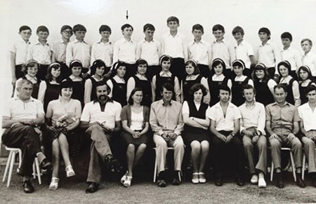 manbet手机版1977年，在罗马尼亚桑塔纳，斯特凡·海尔与小学德语部八年级的同学和老师们在一起。