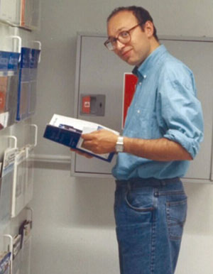 manbet手机版Stefan Hell在1993年在芬兰图尔库的医学物理系，大约在STED显微镜概念出现的时候。
