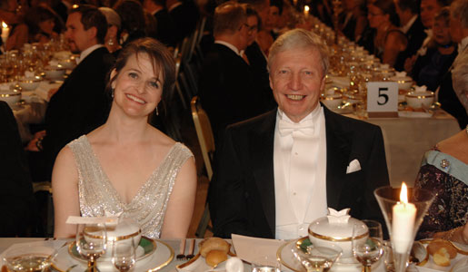 manbet手机版朱尔斯·霍夫曼和物理学奖得主亚当·g·里斯的妻子南希·乔伊·里斯夫人在诺贝尔宴会上