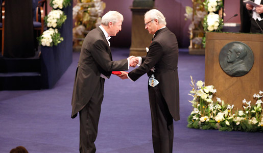 manbet手机版朱尔斯·a·霍夫曼，诺贝尔生理学或医学奖得主，接受诺贝尔奖