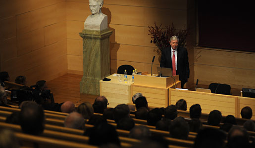 manbet手机版朱尔斯·a·霍夫曼在卡罗林斯卡学院雅各布·贝采里乌斯演讲厅发表诺贝尔奖演讲