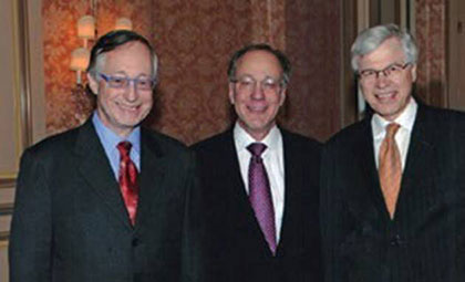 manbet手机版2007年，医学博士的同事们开心地庆祝罗杰获奖。