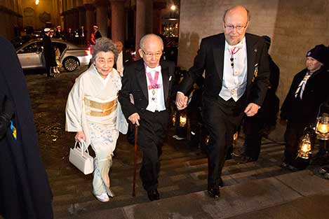 manbet手机版2014年12月10日，赤崎勇和他的妻子赤崎亮子女士出席在斯德哥尔摩市政厅举行的诺贝尔晚宴。