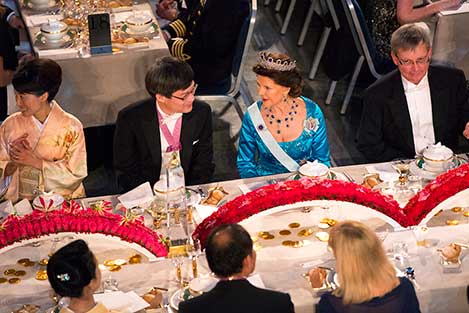 manbet手机版天野浩和瑞典西尔维娅女王陛下在贵宾桌旁。