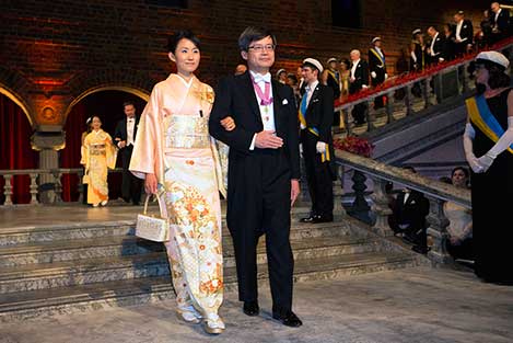 manbet手机版天野浩和中村修二的配偶中村幸夫人进入蓝色大厅。