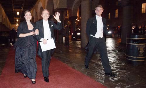 manbet手机版2013年12月10日，兰迪·w·谢克曼和他的女儿劳伦·谢克曼夫人一起出席在斯德哥尔摩市政厅举行的诺贝尔晚宴