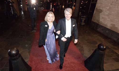 manbet手机版2013年12月10日，罗伯特·席勒和弗吉尼亚·席勒夫人出席在斯德哥尔摩市政厅举行的诺贝尔晚宴。