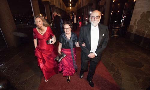 manbet手机版François 2013年12月10日，恩格勒与妻子米拉·尼科马罗夫人一起出席在斯德哥尔摩市政厅举行的诺贝尔晚宴。