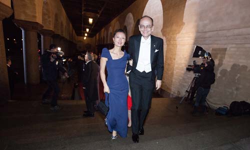 manbet手机版2013年12月10日，托马斯·c·Südhof携夫人陈路女士出席在斯德哥尔摩市政厅举行的诺贝尔晚宴