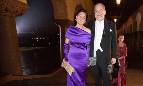 manbet手机版2013年12月10日，詹姆斯·罗斯曼和他的妻子乔伊·赫希夫人一起出席在斯德哥尔摩市政厅举行的诺贝尔晚宴