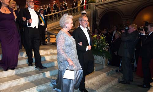 manbet手机版马丁·卡加和瑞典公主克里斯蒂娜一起进入蓝色大厅。