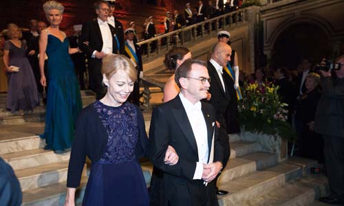 manbet手机版2013年12月10日，珍妮·门罗夫人和医学奖得主兰迪·w·谢克曼走进斯德哥尔摩市政厅蓝色大厅参加诺贝尔晚宴。