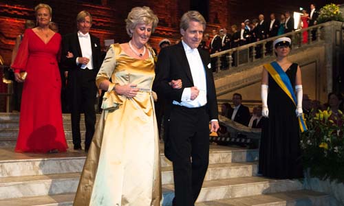 manbet手机版2013年12月10日，Robert J. Shiller和Catharina Lindqvist走下楼梯，前往斯德哥尔摩市政厅蓝色大厅的诺贝尔晚宴。
