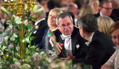manbet手机版Arieh Warshel在诺贝尔晚宴上热烈讨论。