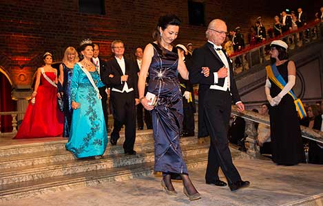 manbet手机版瑞典国王卡尔十六世·古斯塔夫和梅-布里特·莫泽进入斯德哥尔摩市政厅蓝色大厅参加诺贝尔晚宴。