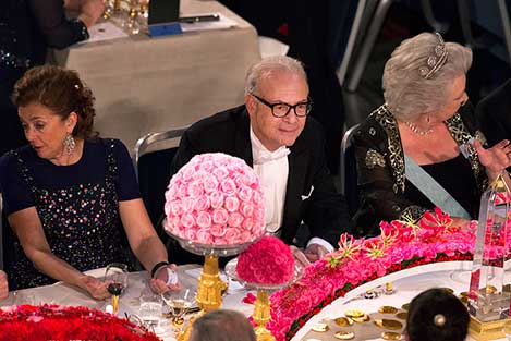 manbet手机版2014年12月10日，Patrick Modiano(中)，Christina公主，Magnuson夫人(右)和Nathalie Tirole夫人，经济学奖得主Jean Tirole的配偶，在诺贝尔宴会的荣誉桌旁。