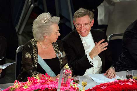 manbet手机版2014年12月10日，瑞典王妃克里斯蒂娜和威廉·e·莫尔纳在诺贝尔晚宴的荣誉桌旁。