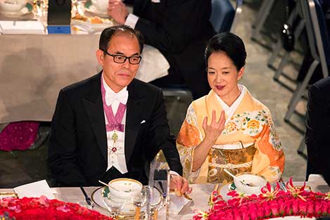 manbet手机版中村修二和天野浩的配偶，天野佳纯夫人，在贵宾席上。