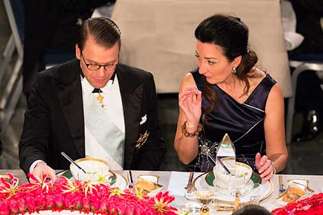 manbet手机版瑞典的丹尼尔王子和梅-布里特·莫泽在诺贝尔宴会的荣誉桌旁。
