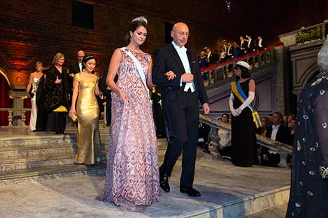 manbet手机版瑞典的玛德琳公主和斯蒂芬·w·海尔进入斯德哥尔摩市政厅的蓝色大厅参加诺贝尔晚宴。