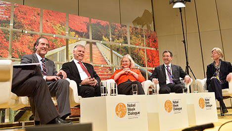 manbet手机版2014年12月9日，伊丽莎白·h·布莱克本(左三)和2006年诺贝尔奖得主克雷格·梅洛(左一)在2014年诺贝尔周对话会上讨论“衰老的生物学”。