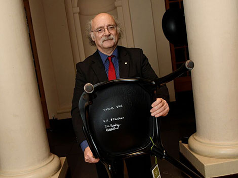 manbet手机版诺贝尔奖得主f·邓肯·m·霍尔丹和亲笔签名的椅子上
