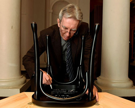 manbet手机版Jean-Pierre Sauvage在一把椅子上签名
