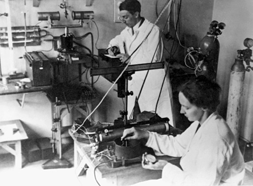 manbet手机版Frédéric和Irène Joliot-Curie在他们的物理实验室里
