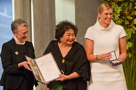manbet手机版瑟洛(Setsuko Thurlow)和菲恩(Beatrice Fihn)获得诺贝尔和平奖奖章和文凭。