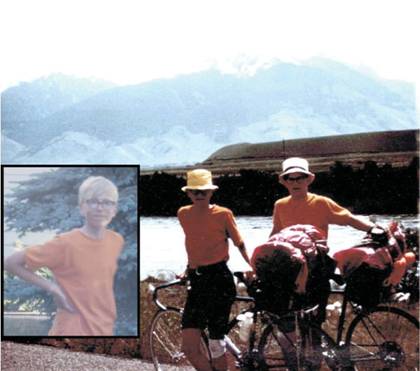 manbet手机版1969年夏天，我在怀俄明州骑自行车。manbet手机版回程那天我和蒂姆(最左)在路上的照片。