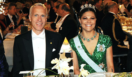 manbet手机版2012年12月10日，布莱恩·k·科比尔卡和瑞典王储维多利亚在诺贝尔晚宴上