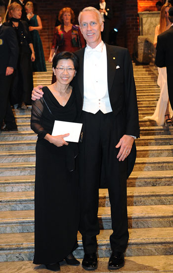 manbet手机版Brian K. Kobilka与妻子Tong Sun Kobilka在诺贝尔宴会上