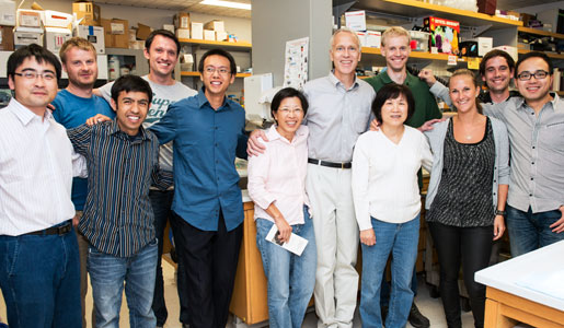 manbet手机版Brian K. Kobilka，他的妻子Tong Sun Kobilka和实验室工作人员庆祝2012年诺贝尔化学奖