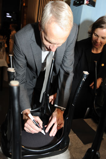 manbet手机版和之前的许多诺贝尔奖得主一样，布莱恩·k·科比尔卡(Brian K. Kobilka)在斯德哥尔摩诺贝尔博物馆的诺贝尔小酒馆(Bistro Nobel)的一把椅子上签名