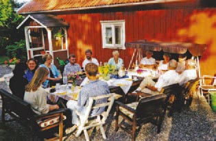 manbet手机版与家人和妻子的亲戚在瑞典避暑别墅共进晚餐。