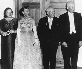 manbet手机版赫鲁晓夫艾森豪威尔和他们的妻子