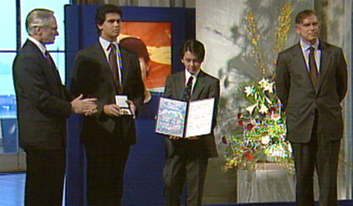 manbet手机版挪威诺贝尔委员会主席弗朗西斯·塞杰斯特，昂山素季的儿子亚历山大·阿里斯和金·阿里斯，以及昂山素季的丈夫迈克尔·阿里斯，在1991年诺贝尔和平奖颁奖典礼上