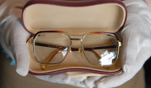 manbet手机版一副眼镜是达赖喇嘛捐赠的