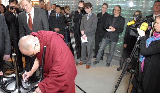 manbet手机版达赖喇嘛在一把椅子上签名