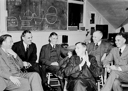 manbet手机版1940年3月，在加州大学伯克利分校(UCB)的辐射实验室开会，讨论184英寸回旋加速器。manbet手机版左起:1939年物理学奖得主欧内斯特·劳伦斯、1927年物理学奖得主亚瑟·h·康普顿、范尼瓦尔·布什、詹姆斯·b·柯南特、卡尔·康普顿和阿尔弗雷德·卢米斯。