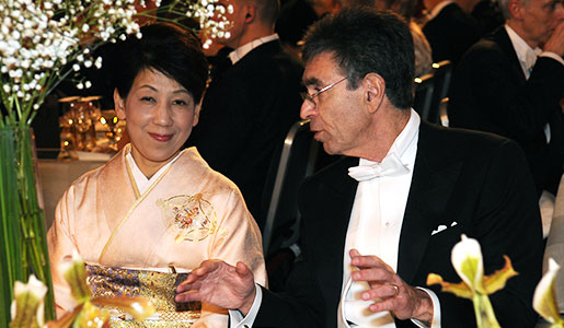 manbet手机版Robert J. Lefkowitz和Chika Yamanaka博士在诺贝尔晚宴上