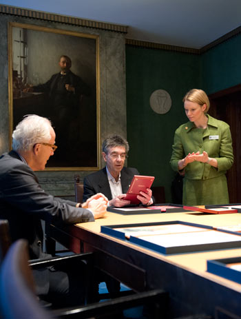 manbet手机版2012年12月11日，罗伯特·莱夫科维茨访问诺贝尔基金会