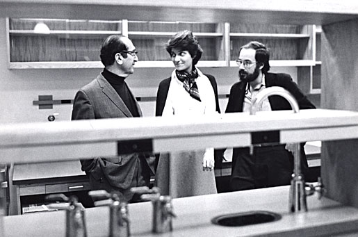 manbet手机版萨尔瓦多·卢里亚，南希·霍普金斯和大卫·巴尔的摩在麻省理工学院癌症中心