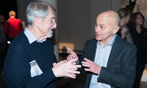 manbet手机版化学奖得主马丁·卡尔加斯(左)和尤金·法玛(右)在斯德哥尔摩诺贝尔博物馆交谈