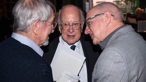 manbet手机版诺贝尔奖获得者马丁Karplus(左)和彼得•希格斯(中)在讨论在斯德哥尔摩的诺贝尔博物馆